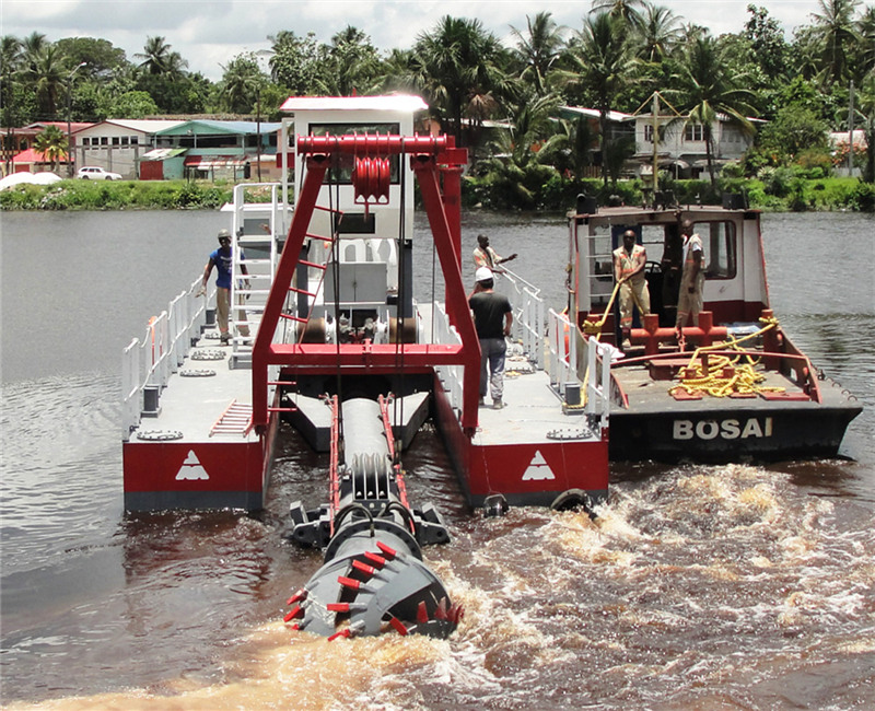 Máy nạo vét hút cắt JMD350 đang khử bùn cho trạm thủy điện ở Guyana.