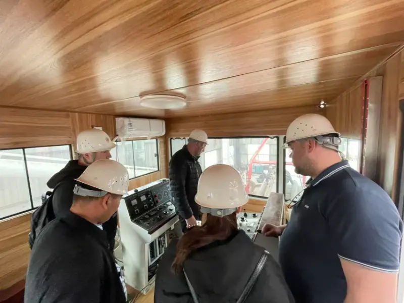 Khách hàng Nga Vist để kiểm tra máy hút bùn cắt JMD550